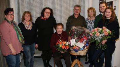 Bild: wro
Magdalena Teichmann feierte in Herzogöd ihren 90. Geburtstag. Nach der Familie gratulierte eine Delegation der Herzogöder Dorfgemeinschaft. Im Namen der Marktgemeinde beglückwünschte Bürgermeister Wolfgang Braun (Vierter von rechts) die Jubilarin.