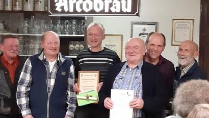Bild: gi
Die neuen Vereinsmeister des Brieftaubenvereins Moosbach sind Erwin Voit, Josef Bäumler, Johann Bäumler, Hans Irlbacher und Albert Gollwitzer (von links). Dank galt auch dem bisherigen Vorsitzenden Josef Prem (Dritter von links mit Ehrenurkunde), der dieses Amt 15 Jahre innehatte.