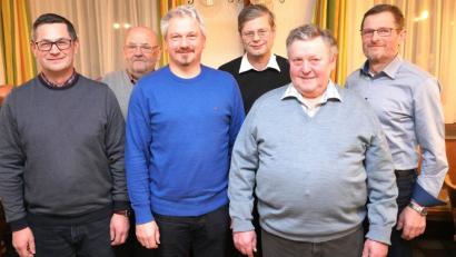 Bild: fvo
Norbert Kellner aus Waldthurn, der Lennesriether Michael Steiner und Josef Fichtl aus Remmelberg (vorne von links) gehen in den verdienten „Kirchenverwaltungsruhestand“. Herzlich dankten der Waldthurner Kirchenpfleger Max Kick, Pfarrer Norbert Götz und der Lennesriether Kirchenpfleger Georg Wittmann (hinten von links).