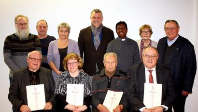 Bild: R. Kreuzer
Mit dem bewährten Vorstand geht die KAB Maria Waldrast um Teamsprecher Hans-Jürgen Gmeiner (hinten vierter von links) in die kommende Zeit. In der Versammlung werden Georg Weißer, Gabriele Weißer, Karl Prößl und Lothar Höher (vorne von links) geehrt.