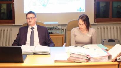 Bild: ohr
Die beiden Vertreter vom Ingenieurbüro Renner + Hartmann Consult/Amberg , Hans- ürgen Tiefel (links) und Erwin Schall (rechts), stellten den Entwurf zum Bebauungsplan „Stulln Ost, Am Brensdorfer Weg“ unter der Sitzungsleitung von Bürgermeister Hans Prechtl und Geschäftsstellenleiterin Katrin Schwarz vor.