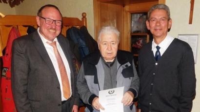 Bild: hai
Günther Galke (Mitte) ist das vierte Ehrenmitglied der Soldatenkameradschaft. Es gratulierten zweiter Bürgermeister Rudi Heier
(links) und Vorsitzender Roland Veigl.