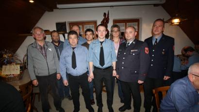Bild: bjp
Viele treue Mitglieder ehrte die Feilersdorfer Feuerwehr (rechts Vorsitzender Stefan Lex, Dritter von links Kommandant Michael Hey) bei ihrer Hauptversammlung. Kreisbrandmeister Jürgen Haider und Bürgermeisterin Carmen Pepiuk (Zweiter und Dritte von rechts) lobten das kameradschaftliche Miteinander in der Wehr. Bild: bjp