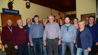 Bild: bey
Das Führungsteam mit Alois Hubmann (Mitte) und Reinhold Schulz (links) sowie Thomas Enslein (rechts) gibt weiter den Ton an. Beisitzer sind Josef Puff und Franz Puff und Gerätewart Max Striegl, Beisitzer sind Helmut Luckhardt, Sabine Fehn, sowie die Kassenprüfer Waltraud Welscher und Helga Sax (von links).