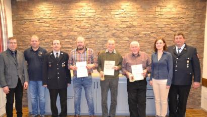 Bild: gi
Vorsitzender Josef Hierold (rechts) ehrt mit Kommandant Markus Landgraf (Dritter von links) und Bürgermeister Hermann Ach (links) zahlreiche Feuerwehrkameraden für 25, 40, 50, 60, 70 und 75 Jahre Mitgliedschaft.