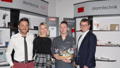 Bild: weu
Auch Bürgermeister Martin Birner (rechts) kam zur Auftaktparty 20 Jahre „GP finest solution“ und gratulierte dem kreativen Unternehmer Peter Gräßl (links) und seiner Ehefrau Susanne.