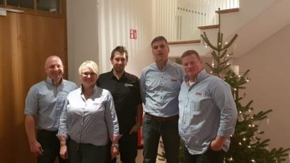 Bild: rn
Bernd Hofmann (links), der Vorsitzende des VW-Teams Oberpfalz ’92, dankte langjährigen Mitgliedern für ihre Treue: Steffen Tannreuther (von rechts), Michael Schneider, Matthias Lohner und Katja Tannreuther.