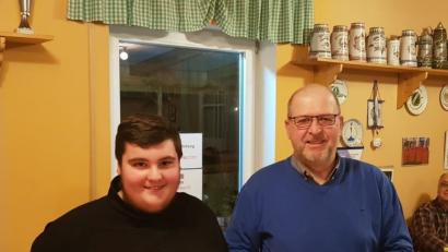 Bild: exb
Abteilungsleiter Albert Bauer (rechts) und Schriftführer Lukas Blödt können eine Reihe von Erfolgen der TV-Stockschützen vorweisen.