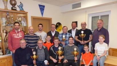 Bild: exb
Zur Siegerehrung kommen alle fünf Teams des Behördenturniers in die Gaststätte "Am Stadtteich". Stehend von links: Organisator Manuel Waller, Thomas Koller, Tobias Wenisch, Luis Koller, Bürgermeister Franz Stahl, Norbert Neid, Sport- und Jugendbeauftragter Huberth Rosner, Theo Ernstberger, Peter Hamm. Sitzend von links: Engelbert Schmeller, Jürgen Lang, Mike Fenzl, Marco Wölfl, Simon Waller und Niclas Wonke.