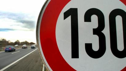 Bild: Patrick Pleul/dpa
Ein Tempo-130-Schild