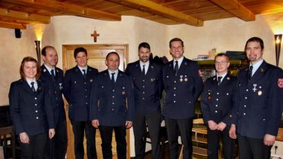 Bild: ds
25 Jahre im Feuerwehrdienst sind eine Auszeichnung wert, finden Funktionsträger und Ehrengäste. Von links Zweite Vorsitzende Melanie Herrmann, Erster Kommandant Peter Appel, Erster Vorsitzender Harald Heinl, die beiden Geehrten Werner Renner und Werner Heinl, Bürgermeister Roman Berr, Kreisbrandmeister Christian Meyer und Zweiter Kommandant Günter Heinl.
