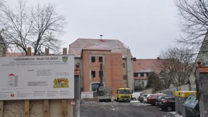 Bild: ws
Der Anbau hinter dem Rathaus überrascht mit seinen doch beachtlichen Ausmaßen. Im Plan (rechts) wirkt das Teil mit grauem Segment etwas eleganter. Später mal soll der Mauerteil am Original ebenfalls mit anderer Farbe abgesetzt werden.