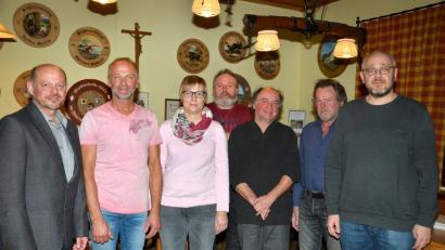 Bild: fjo
Aufgaben im neuen Vorstand üben (von rechts) Willi Winklmann, Roland Breu, Gerhard Jander, Josef Grötsch, Annelie Spitzner und Johannes Wolf aus. Dritter Bürgermeister Johannes Zeug (rechts) leitete die Wahl.