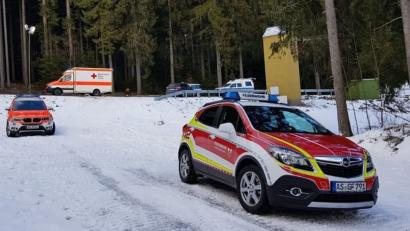 Bild: Feuerwehr Freudenberg-Wutschdorf
Kein ganz alltäglicher Einsatz: Rettungskräfte von Bergwacht, Feuerwehr und BRK haben bei Hainstetten einen gestürzten Langläufer noch auf der Loipe erstversorgt und dann ins Krankenhaus gebracht.