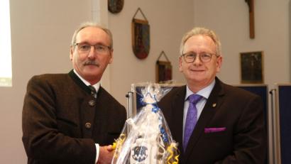 Bild: Hirsch
Albert Krieger (links) verabschiedete bei der Gemeinderatssitzung den langjährigen Bürgermeister Richard Stabl (rechts) und überreichte ihm eine Löwenfigur aus Porzellan.