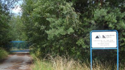 Bild: jml
Noch versperrt das Tor die Einfahrt zur Kaolin- und Quarzsandgrube im Kohlberger Ortsteil Schlemm. Doch das soll sich nach dem Willen der Eigentümer heuer ändern. Der Grubenbetrieb wird wieder aufgenommen, das Gelände deutlich erweitert, so der Plan.