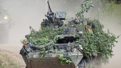 Bild: Georgina Stubbs/PA Wire/dpa
Amerikanische Soldaten fahren mit einem Stryker Radschützenpanzer.