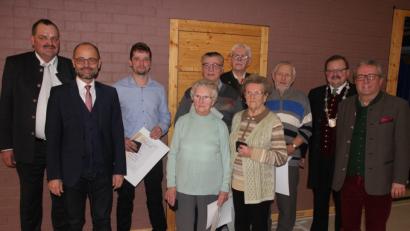 Bild: kro
Mit Verdienstmedaillen für besondere Verdienste im Gemeindebereich wurden unter anderem Rainer Christoph sowie die "Kümmerer" des ehemaligen Paulusbrunner Friedhofs ausgezeichnet.