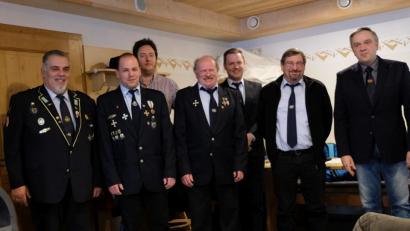Bild: hkö
Der neu gewählte Vorstand mit Vorsitzenden Irmbert Schmidt (links) und seinem Stellvertreter Ingo Pürner (Zweiter von links) sowie Kreisvorsitzendem Thomas Semba (rechts).