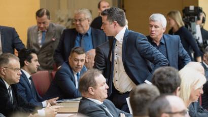 Bild: Peter Kneffel/dpa
Während der Rede von Charlotte Knobloch verließen Abgeordnete der AfD den Gedenkakt des Landtags.