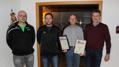 Bild: mnt
Die TSV-Vertreter (von links) Christian Bronold, Gerhard Baier und Vorsitzender Johann Hutzler (rechts) überreichten Alois Schmid die Goldene Ehrennadel für seine besonderen Verdienste.