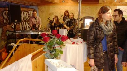 Bild: jp
Eine Hochzeitsband begleitete die Messe im Steinstadel.