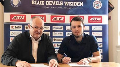 Bild: exb
Der tschechische Top-Stürmer Tomas Rubes (rechts) hat seinen Vertrag bei den Blue Devils um ein Jahr verlängert. Spielbetriebs-GmbH-Geschäftsführer Thomas Siller (links) freut sich über die Unterschrift des Centers.