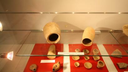 Bild: bjp
Etwa um 1300 vor unserer Zeitrechnung wurden diese beiden ägyptischen Bierkrüge hergestellt, die das Kemnather Museum in einer Sonderausstellung zeigt.