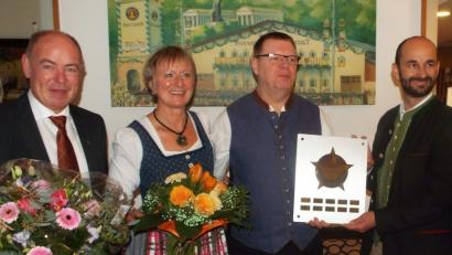 Bild: e
Heike Schillbach und Hauke Peters (Zweite und Dritter von links) präsentieren stolz ihren „Stern der Gastlichkeit“. Zur Auszeichnung gratulierten Bürgermeister Roland Strehl (links) und Thomas Rechl (rechts) von der Paulaner-Brauerei.