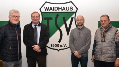 Bild: fjo
Im Vorstand des Tennisclubs kümmert sich Vorsitzender Hans Kraus (Zweiter von links) nun auch um die Finanzen. Als Stellvertreter steht ihm Franz Strobl (Zweiter von rechts) zur Seite.