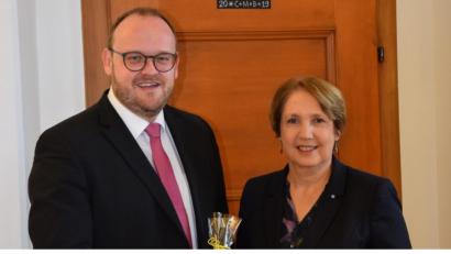 Bild: exb
Landrat Andreas Meier dankt Annette Karl.