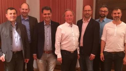 Bild: mez
Sie stehen an der Spitze des neugegründeten Vereins „Zukunftsfähige Führung mit christlichen Werten“: Kassenprüfer Paulus Mehler, Beisitzer Martin Schraml, die stellvertretenden Vorsitzenden Leonhard Zintl und Wilfried Mödinger, Vorsitzender Thomas Völkl, Schriftführer Alexander Herzner und Schatzmeister Thomas Franz.