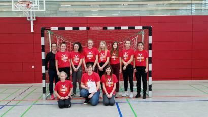 Bild: M. Steiner
Für die Handballmädchen des Herzog-Christian-August-Gymnasiums und ihre Betreuerin Lisa Steiner geht der Traum von der Teilnahne am Oberpfalz-Finale in Erfüllung.