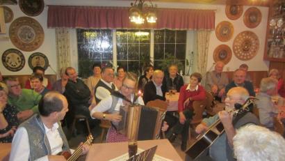 Bild: cv
Das Duo "aaf und davo" (Claudia und Hugo Wittl aus Hohenburg) zusammen mit Hans Kiener (Schnaittenbach).