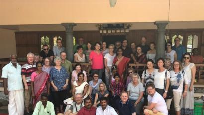 Bild: soj
Die Reisegruppe mit Pfarrer Pater Anish George (hinten, Siebter von rechts), seiner Mutter (davor im roten Sari) und seinen Brüdern in seiner Heimat Indien.