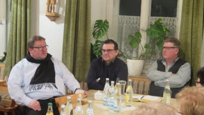 Bild: jzk
„Wir als Christen brauchen Freude, schon allein deshalb, weil sich nur dann in unserer Umgebung etwas verändern kann“, betonte Pfarrer Sven Grillmeier. Auf dem Bild sitzen rechts neben ihm Pfarrer Konrad Amschl und KAB Vorsitzender Peter Daschner.