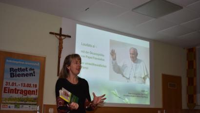 Bild: lue
Beate Eichinger ist die Umweltbeauftragte des Bistums Regensburg. In einem Vortrag im Kolpinghaus gibt sie Tipps wie Pfarreien und Privathaushalte ihren ökologischen Fußabdruck verkleinern können.