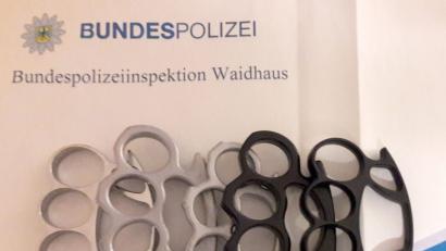 Bild: Bundespolizeiinspektion Waidhaus
Diese fünf "frisch geschmiedeten" Schlagringe entdeckten Bundespolizisten bei einem 21-jährigen aus Hessen.
