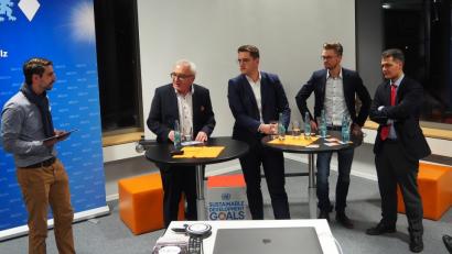 Bild: Bühner
Unter Moderation von OTH-Lehrbeauftragten Philipp Hermannsdörfer (Erster von links) diskutieren (von links) Sparkassenvorstand Oberpfalz Nord Ludwig Zitzmann, JU-Bezirksvorsitzender Christian Doleschal, Dominic Gertler vom Fraunhofer-Institut AISEC und Leonhard Zintl Vorstandssprecher Volksbank Mittweida.