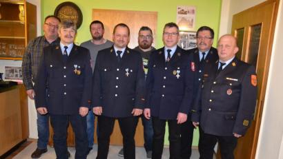 Bild: gi
Hermann Ach (Dritter von rechts) führt die Feuerwehr Ödpielmannsberg die kommenden sechs Jahre. Die technische Leitung liegt in den Händen von Kommandant Karl Eckl (Vierter von links). Kreisbrandinspektor Martin Weig und Kreisbrandmeister Thomas Kleber (von rechts) gratulieren den Neugewählten.