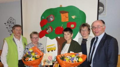 Bild: jhö
Erfolgreich schlossen Barbara Henfling und Monika Höllerl (Zweite und Dritte von links), die Verantwortlichen der Kindergruppe des Obst- und Gartenbauvereins, die Fortbildung zum „Mentor für Garten und Natur“ in der Umweltstation im Kloster Waldsassen ab. Vorsitzender Josef Höllerl (links), seine Stellvertreterin Christine Walter (Zweite von rechts) und Bürgermeister Albert Nickl (rechts) gratulieren mit Blumen und Büchern.