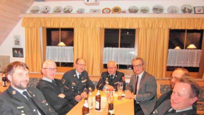 Bild: hl
Die Feuerwehr Atzmannsberg-Köglitz trifft sich zur Jahreshauptversammlung im Gerätehaus. Mit dabei sind (von links) Christian Busch, Kommandant Richard Prieschenk, Vorsitzender Alois Schindler, Kreisbrandinspektor Otto Braunreuther, Bürgermeister Werner Nickl und Kassier Richard Schindler.