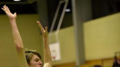 Bild: Alfred Schwarzmeier
Das letzte Heimspiel gegen den USC Leipzig war ein guter Test für die Neustädter Basketballer (am Ball Alex Pöss). Auch Gotha hat einige hochgewachsene Verteidiger im Kader.