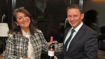 Bild: Dobmeier
Mit einem Rotwein dankt die SPD-Ortsvereinsvorsitzende von Stadtmitte Sema Tasali-Stoll Bürgermeister Jens Meyer für sein umfangreiches Referat zur Zukunft der Stadtentwicklung.