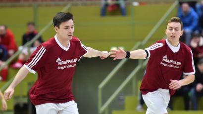 Bild: A. Schwarzmeier
Ludwig Tannhäuser (links) und Konstantinos Lazogiannis beim Abklatschen: Die SG Etzenricht II/Luhe-Wildenau II fährt voller Optimismus zur bayerischen Futsal-Meisterschaft.