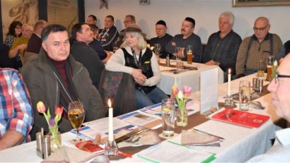 Bild: rgr
Wolfgang Dagner, der ver.di Fachgruppenvorsitzender der Stationierungsstreitkräfte (rechts) blickte beim Jahresabschluss zurück und gab einen Ausblick auf 2019.