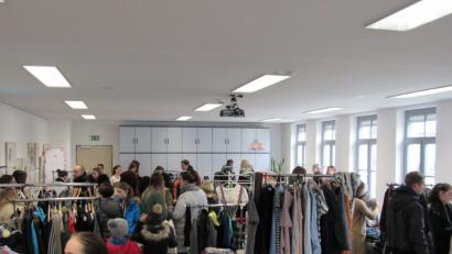 Bild: exb
Eine große Auswahl wartete beim Flohmarkt im Mehrgenerationenhaus auf die Besucher.