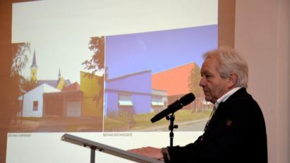 Bild: fjo
Anhand von Bildern der Kindertagesstätte informierte Architekt Rudolf Meißner über den angedachten Container-Standort (rechts) und den Platz für die vorgesehene Erweiterung (links).