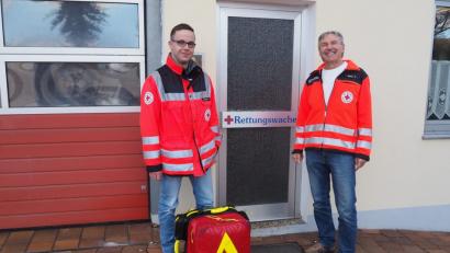 Bild: bl
Roland Lebrecht (links) hat seit 1. Januar die Leitung der Nabburger Rettungswache von Otto Kühner übernommen. Kühner geht im Herbst in Rente und überlässt in Hinblick auf den geplanten Umzug der Wache dem Nachfolger schon etwas früher das Feld.
