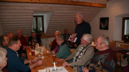 Bild: wro
Den Seniorennachmittag in der Glasschleif leitete der Vorsitzende der Gesellschaft „Steinwaldia“, Norbert Reger (stehend) selber.